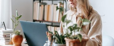 Therapist reflecting after sessions, illustrating cognitive load.